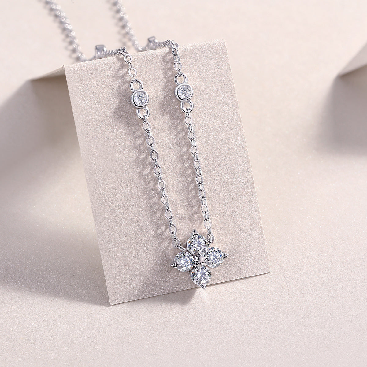 Sweetheart Halo - A Fashionable And Luxurious Diamond Jewelry Pendant Set With 2-carat Moissanite S925 Sterling Silver And Platinum Plating