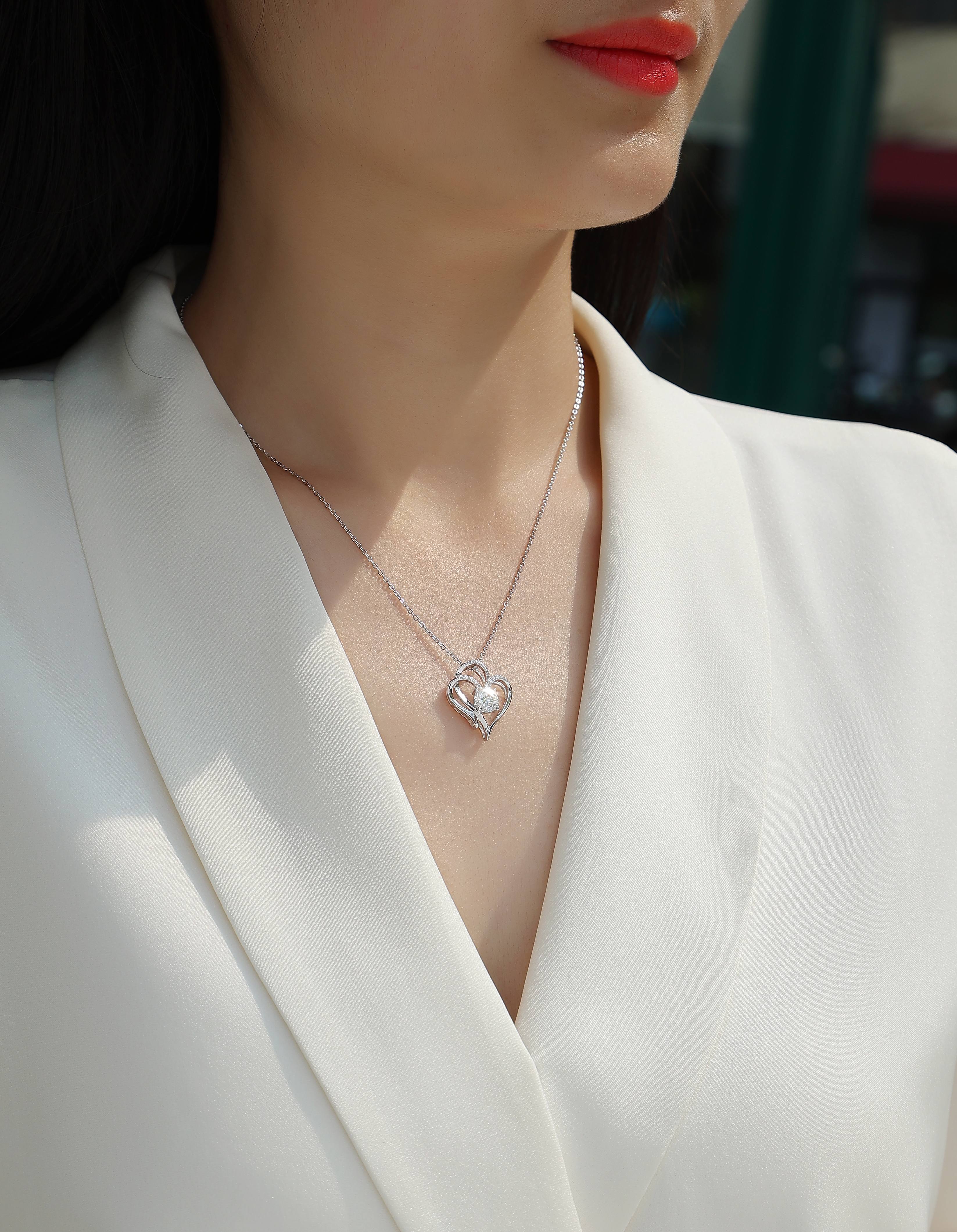 A Fashionable And Luxurious Diamond Jewelry Pendant Set With 1-carat Moissan Diamond S925 Sterling Silver And Platinum Plating